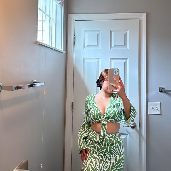 House of Harlow 1960 Dresses & Skirts - House of Harlow 1960 Green Patterned Midi Skirt
